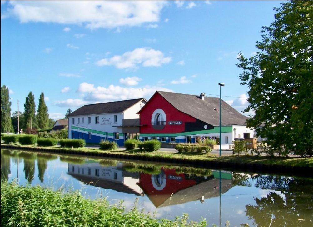 Auberge La Peniche Pierrefitte-sur-Loire Buitenkant foto